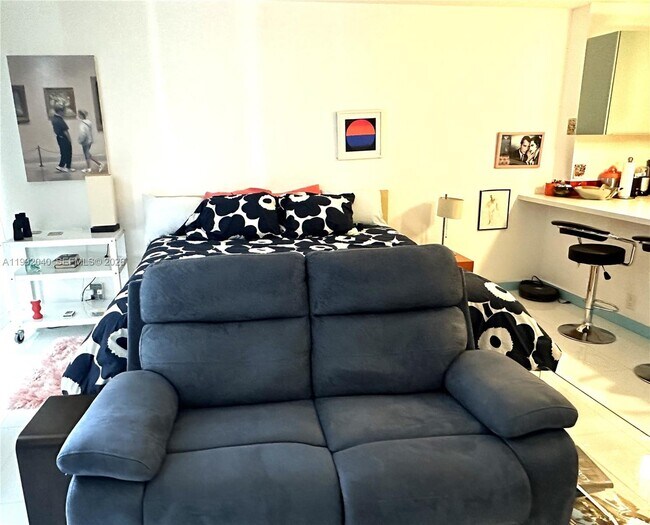 Building Photo - 1000 West Ave