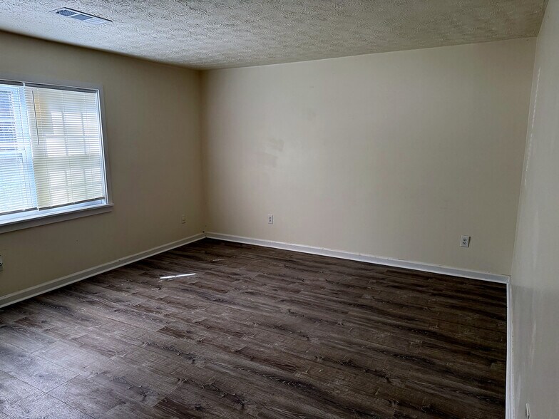 Building Photo - 5954 Stonewall Dr