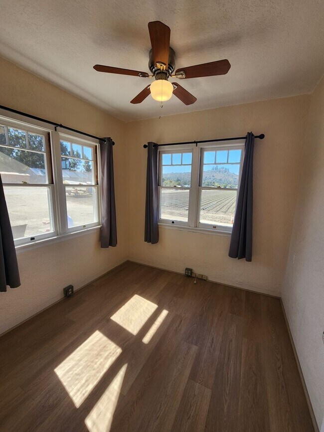 Building Photo - Adorable and Spacious 4 Bedroom Farmhouse W/Bonus Room- Water, Trash and Wifi Included!
