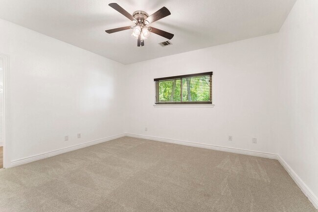 Building Photo - 618 W Rollingwood St