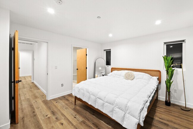 Building Photo - 3 BED 3 BATH | PRIVATE FRONT YARD | PRIVATE 2 CAR ATTACHED GARAGE | WASHER | DRYER | CENTRAL A/C