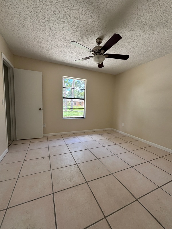Building Photo - 3039 Queen Palm Dr