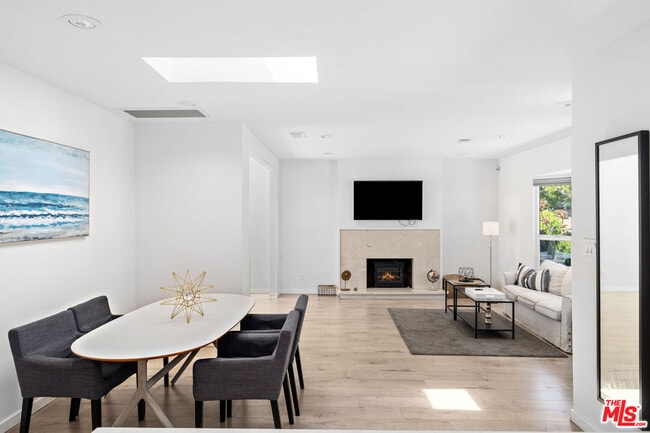 Building Photo - 2559 Colby Ave