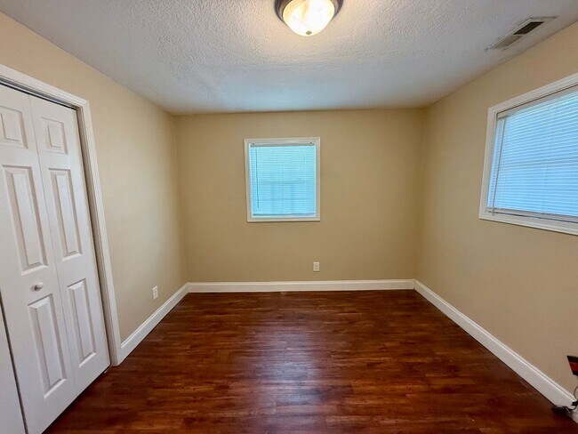 Building Photo - 2 Bedroom / 1 Bath Apt. - Johnson City