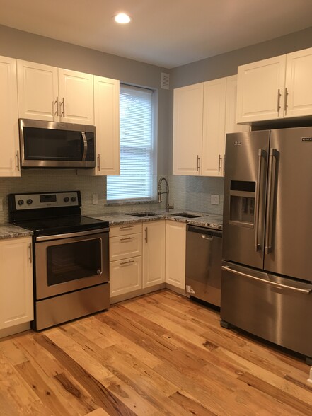 Kitchen - 296 Kelton Ave