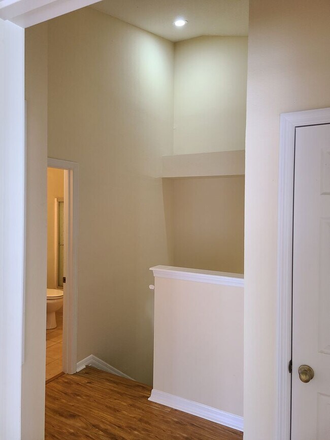 Building Photo - Spacious 3br 2.5ba Townhome in North Saint Petersburg