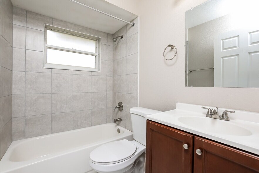 Building Photo - 8129 Cloverglen Cir