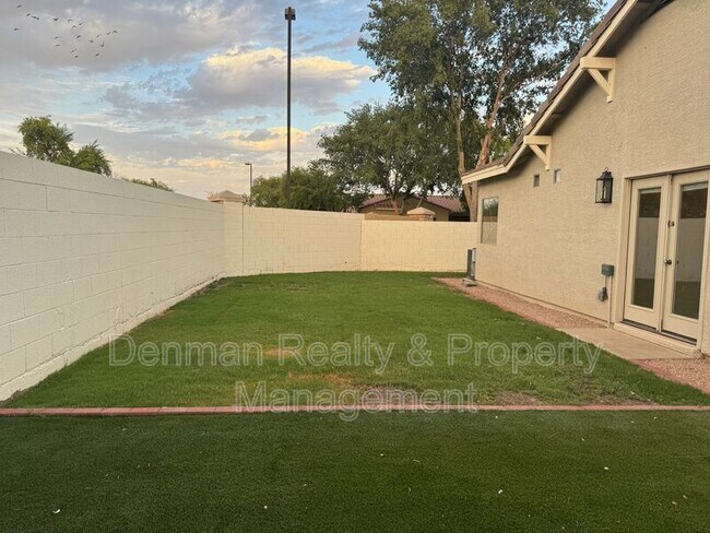 Building Photo - 3424 E Vernon St