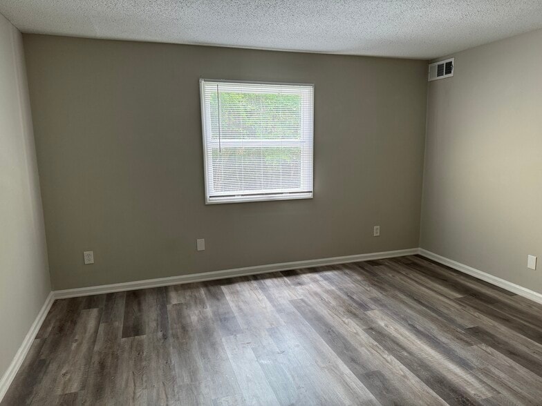 Building Photo - 7984 Shady Oak Trl