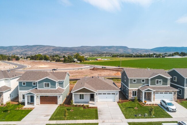 Building Photo - Light and Bright Brookside Home in Heber City