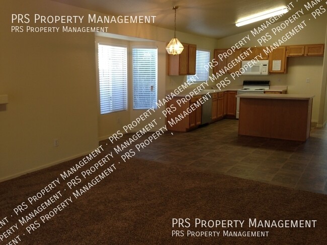 Building Photo - 818 W Silver Creek Rd