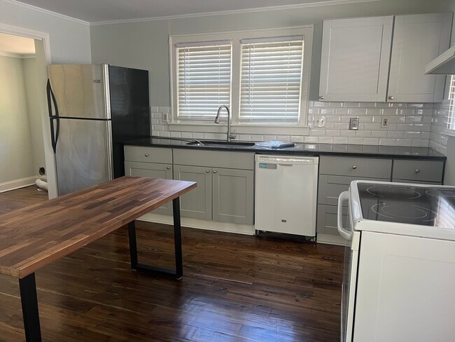 Building Photo - 12a Amherst Ave