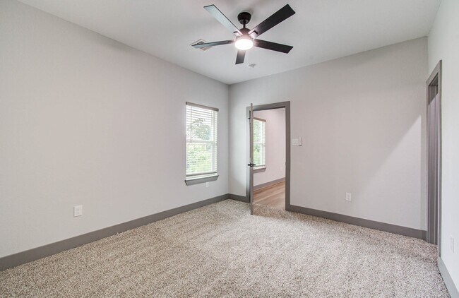 Building Photo - 1063 South Ln