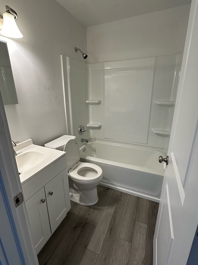 Building Photo - Available Now!  Renovated Southside 2BR/1BA duplex
