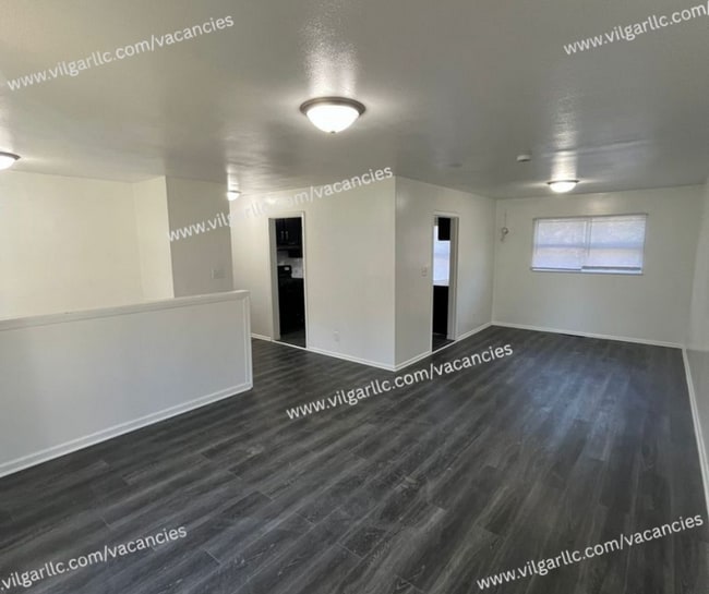 Building Photo - 3 spacious bedrooms, 2 full bathrooms home...