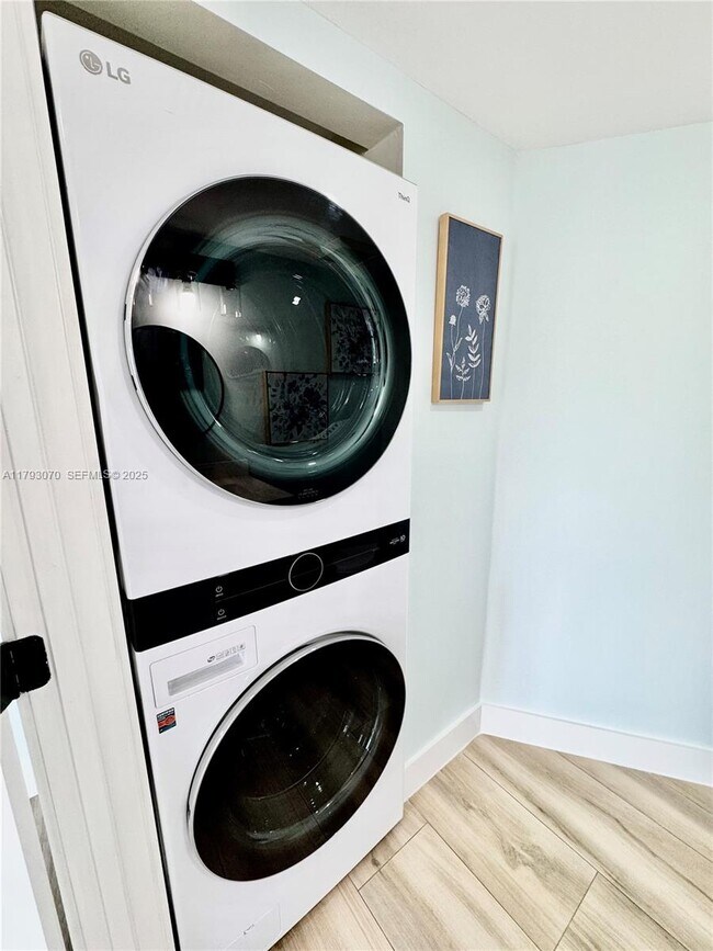 Building Photo - 2415 NW 16th St Rd