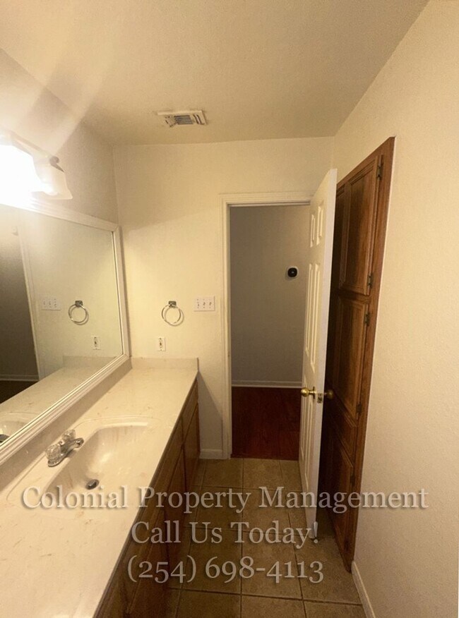 Building Photo - 2805 Alma Dr
