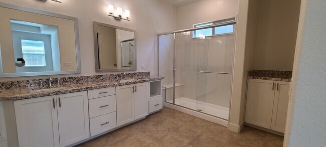 Building Photo - Next Gen Home with main house and guess unit in Spring lake Area