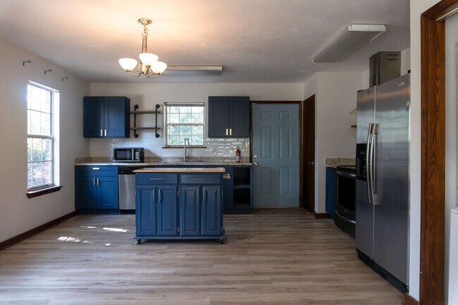 Building Photo - 1521 Cinnamon Bear Cir