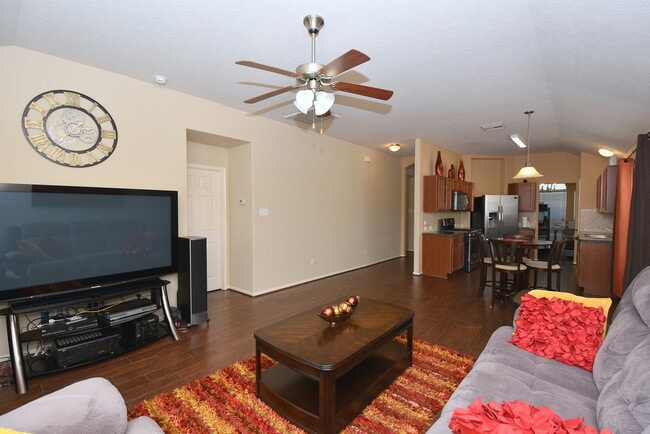 Building Photo - BEAUTIFUL 3 BEDROOM 2 BATH WITH WOOD TILE ...