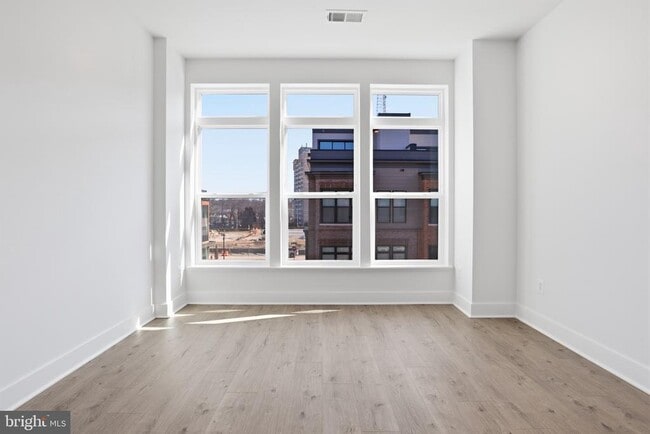 Building Photo - 5358 Zenith Overlook