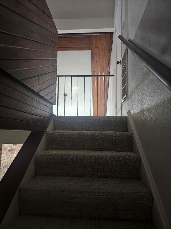 Building Photo - 4011 Alshire Dr