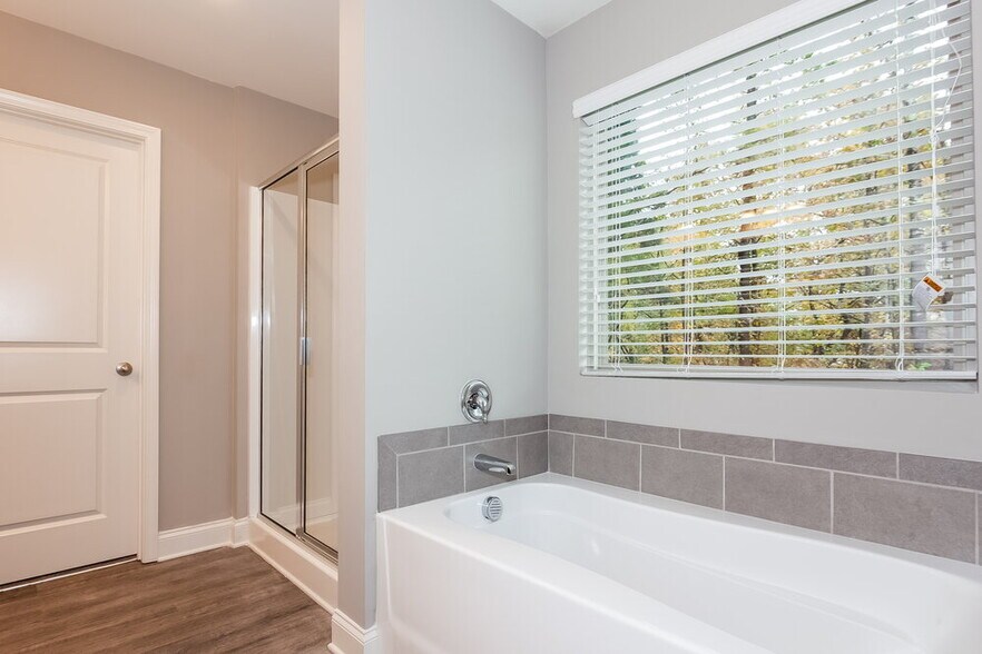 Building Photo - 421 Breezewood Dr