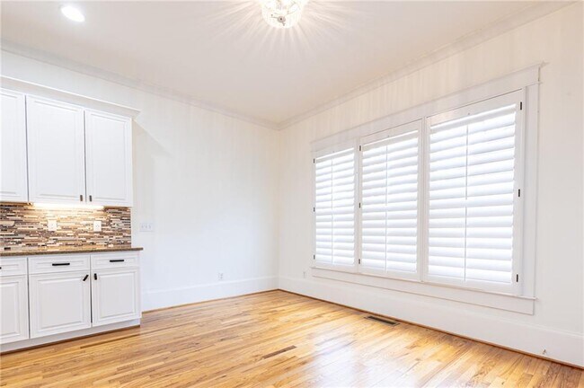 Building Photo - 2288 Oakview Rd NE