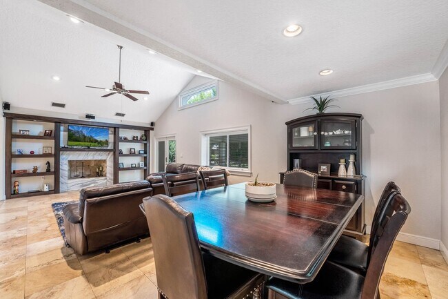 Building Photo - Hourglass District ~ Gorgeous 3/2.5 home w...