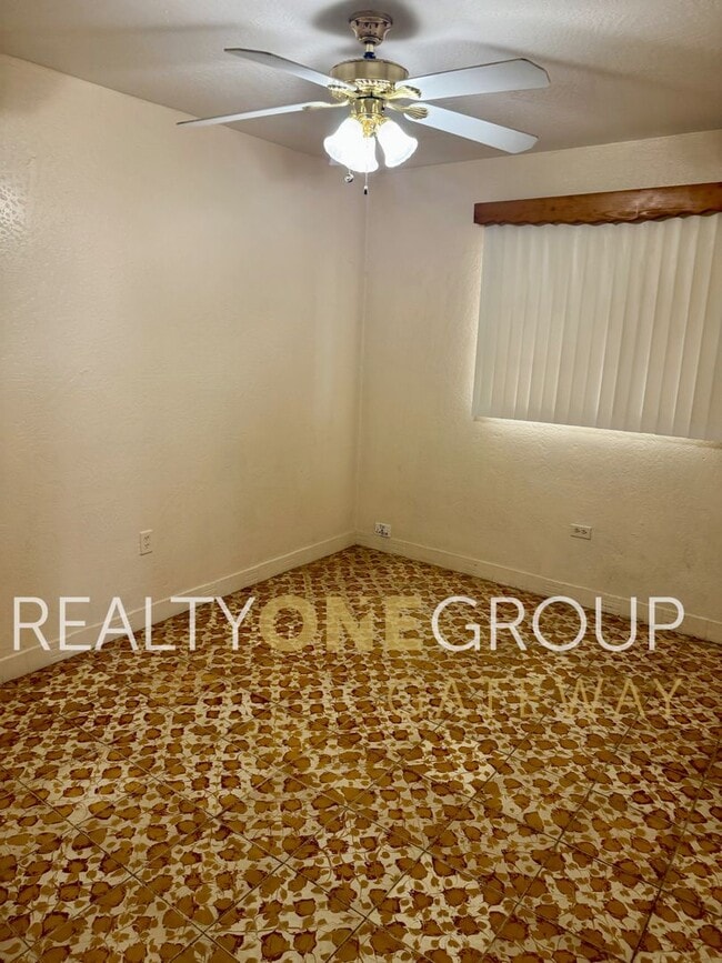 Building Photo - Compact 2 Bedroom 1 bath home with parking...