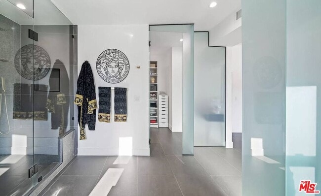 Building Photo - 22616 Oxnard St