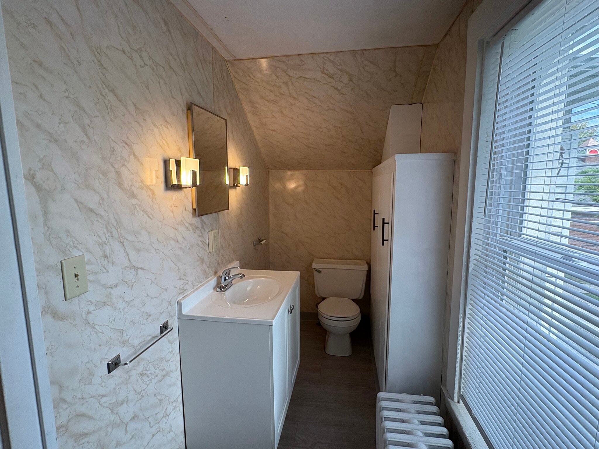 Building Photo - 315 E Davenport St