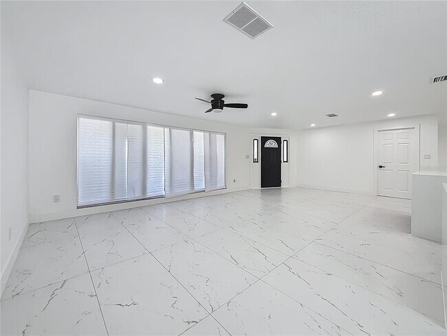 Building Photo - 1900 Sandpiper Dr