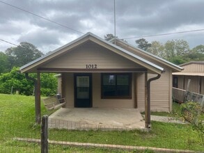 Building Photo - 2 Bed 1 Bath Cottage