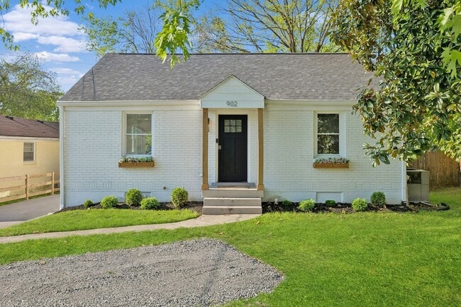 Building Photo - 902 Broadmoor Dr