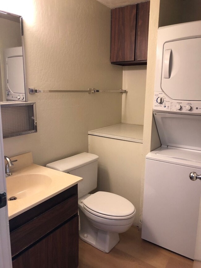 Building Photo - Citron Villa, 1 bdrm, 1 bath, 1 covered pk...
