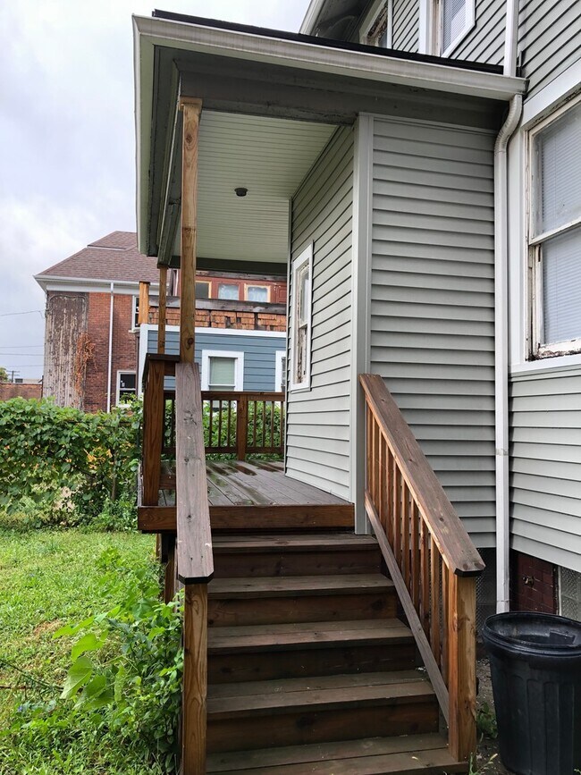 Building Photo - $1,600 - Newly Renovated 3 Bedroom Home With Study