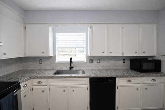 Building Photo - 1310 S Caney Trails Dr