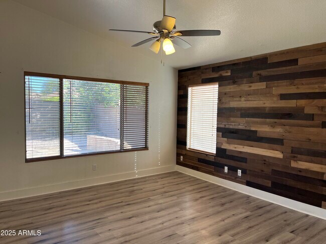 Building Photo - 1128 E Sheffield Ave