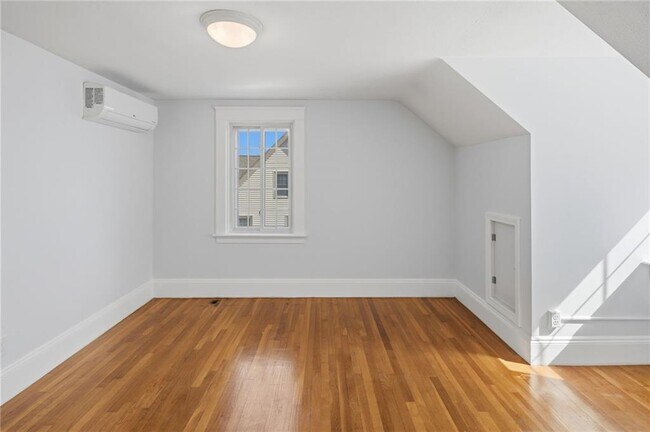 Building Photo - 21 Earlham Way