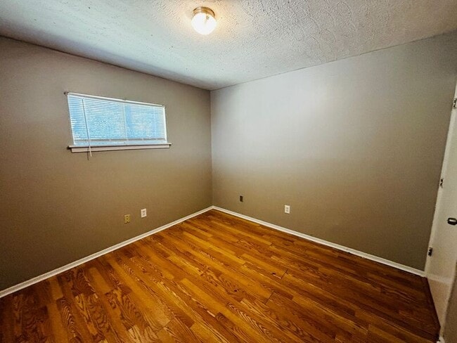 Building Photo - 130 E Woodcrest Dr