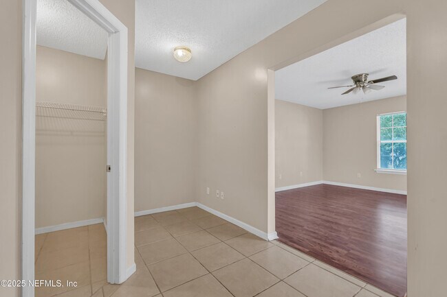 Building Photo - 2409 Cool Springs Dr S