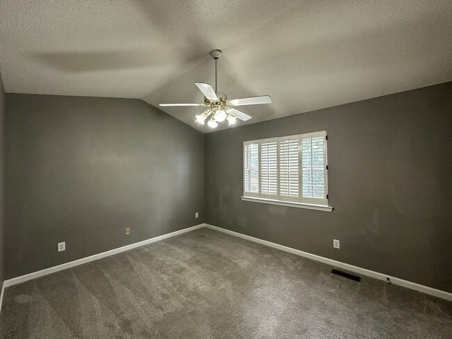 Building Photo - 2 bedroom/1.5 bath end unit townhome in gr...
