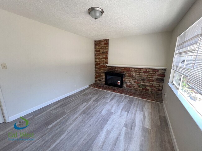 Building Photo - 10600 E Estates Dr