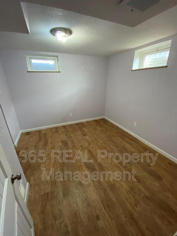 Building Photo - 301 Olive Ln