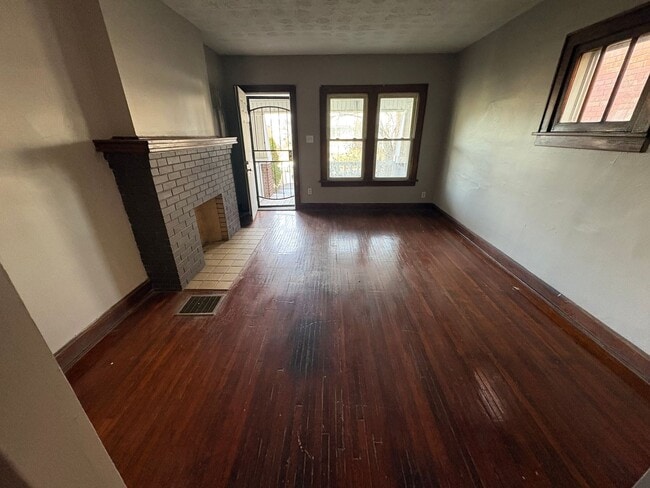 Building Photo - 627-629-629 E Markison Ave