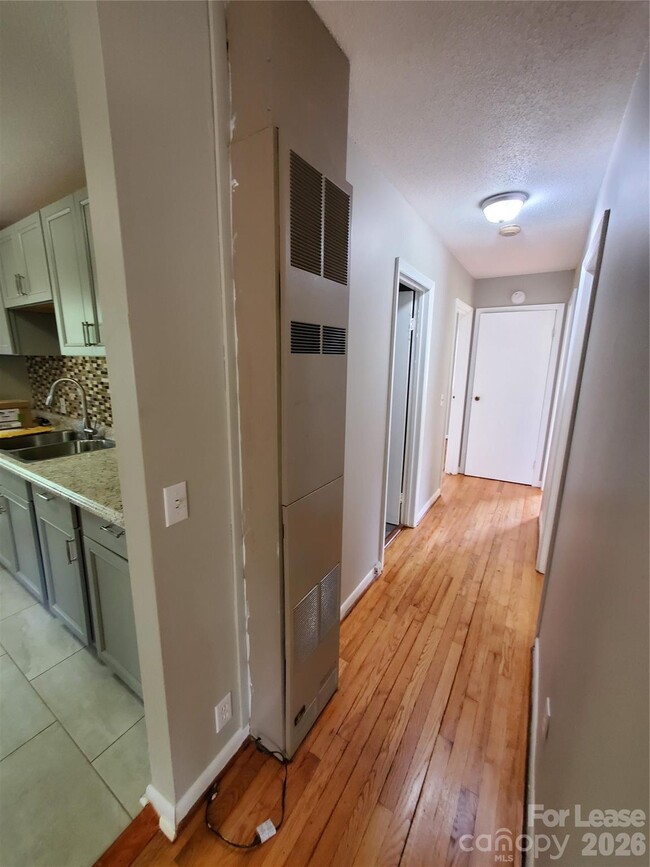 Building Photo - 1122 Rolling Ln