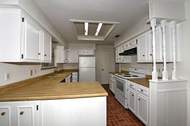Building Photo - Lovely garden home in great location