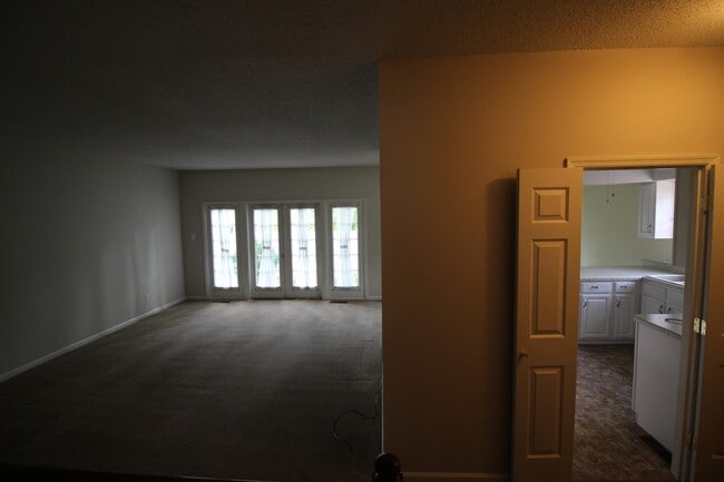 Building Photo - 173 Carriage Ct