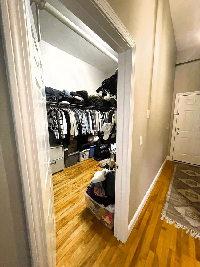 Building Photo - Spacious Studio Downtown Dover!